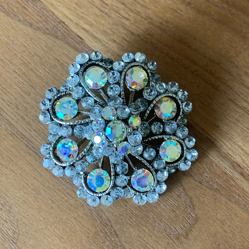 EUC Stunning Sparkling Crystal Brooch. Clear & Iridescent Crystals. 2” across.
